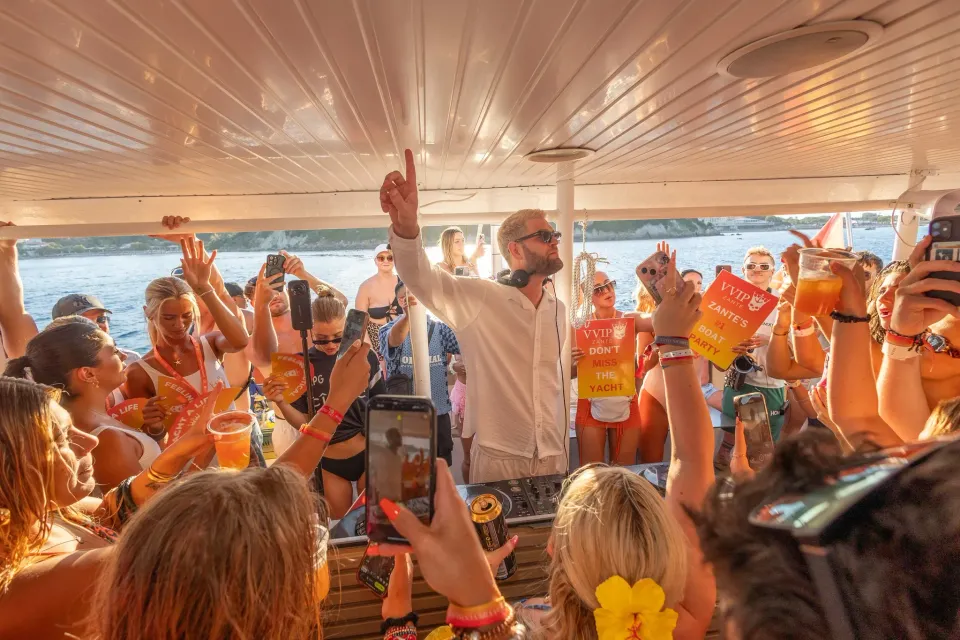 The atmosphere at VVIP Yacht Party